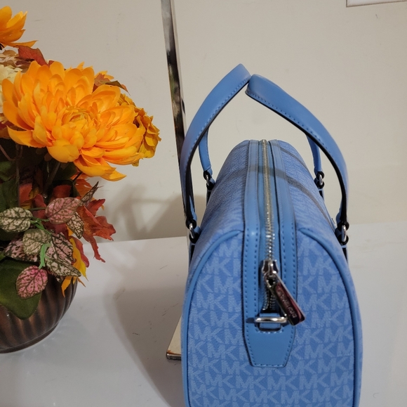 NWT Micheal Kors Travel Medium Duffle Satchel - Picture 4 of 7